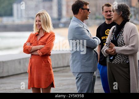 Donostia-Saint-Sébastien, pays Basque, Espagne. 22 septembre 2024. Festival du film. SSIFF 72. Ludivine Sagnier (actrice), François Ozon (réalisateur) et Pierre Lottin (acteur) sur la terrasse Kursaal lors de l’appel photo pour le film français « quand vient l’automne / quand l’automne arrive », dans le cadre de la sélection officielle de la 72ème édition du Festival International du film de San Sebastián Zinemaldia, à Donostia-San Sebastian le 22 septembre 2024. Crédit : Iñigo Alzugaray/cordon Press crédit : CORDON PRESS/Alamy Live News Banque D'Images