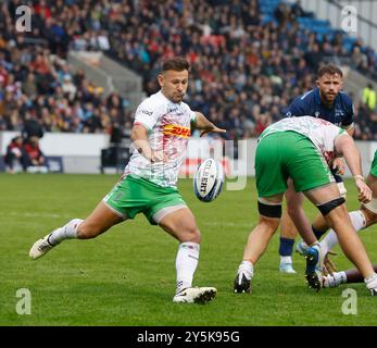 22 septembre 2024 ; Salford Community Stadium, Salford, Lancashire, Angleterre; Gallagher Premiership Rugby, Sale Sharks versus Harlequins ; Danny Care of Harlequins donne un coup de pied clair Banque D'Images