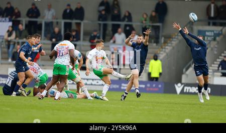 22 septembre 2024 ; Salford Community Stadium, Salford, Lancashire, Angleterre; Gallagher Premiership Rugby, Sale Sharks versus Harlequins ; Danny Care of Harlequins donne un coup de pied clair Banque D'Images