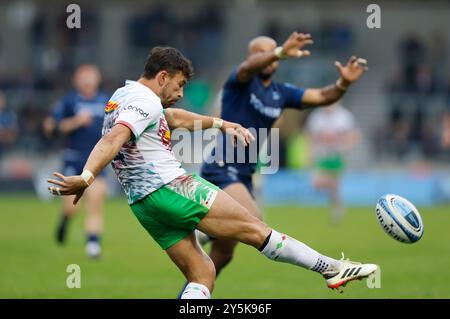 22 septembre 2024 ; Salford Community Stadium, Salford, Lancashire, Angleterre; Gallagher Premiership Rugby, Sale Sharks versus Harlequins ; Nick David de Harlequins Kicks Clear Banque D'Images