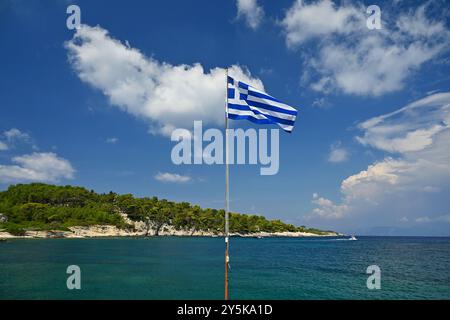 Drapeau grec avec port. Gaios - la capitale de l'île de Paxos en Grèce. Banque D'Images