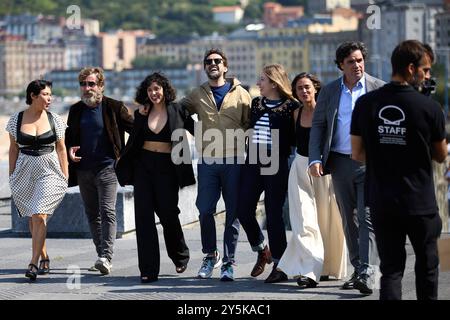 Donostia-Saint-Sébastien, pays Basque, Espagne. 22 septembre 2024. Festival du film. SSIFF 72. Valerie Delpierre (producteur exécutif), Antonio de la Torre (acteur), Marina Guerola (actrice), Julian Lopez (acteur), Pilar Palomero (réalisatrice), Patricia Lopez Arnaiz (actrice) et Fernando Bovaira (producteur) sur la terrasse Kursaal lors du photocall pour le film espagnol « Los Destellos/Glimmers », dans le cadre de la sélection officielle de la 72e édition du Festival international du film de San Sebastián Zinemaldia, à San Donostia, le 22 septembre 2024. Crédit : Iñigo Alzugaray/cordon Press cordon Press Banque D'Images