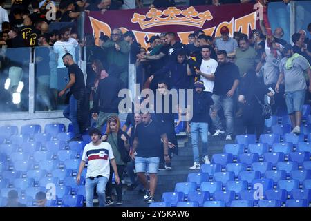 Rome, Italie. 22 septembre 2024. Les fans roms entrent à la 30e de la première mi-temps pour protester contre le club lors du championnat italien Serie A match de football entre AS Roma et Udinese Calcio le 22 septembre 2024 au Stadio Olimpico à Rome, en Italie. Crédit : Federico Proietti / Alamy Live News Banque D'Images