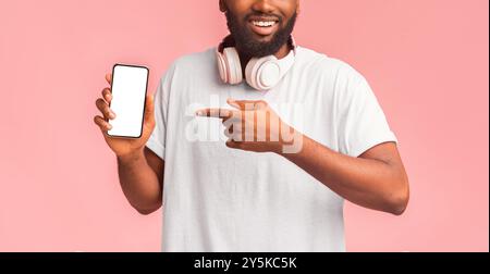 Guy pointing Afro à vide de l'écran du smartphone Banque D'Images