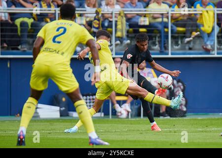 Villarreal, Espagne. 22 septembre 2024. VILLARREAL, ESPAGNE - 22 SEPTEMBRE : Lamine Yamal Winger droit du FC Barcelone en action lors du match la liga EA Sports entre Villarreal et le FC Barcelone à l'Estadio de la Ceramica le 22 septembre 2024 à Villarreal, Espagne. (Photo de Jose Torres/photo Players images/Magara Press) crédit : Magara Press SL/Alamy Live News Banque D'Images