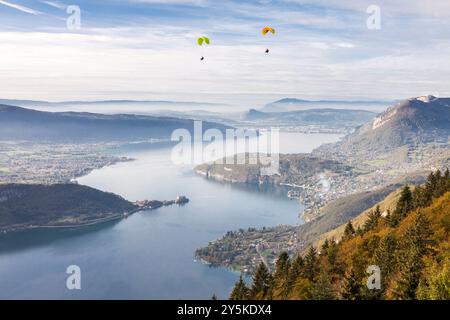 Vue sur le lac d'Annecy depuis le Col de la Forclaz, Haute-Savoie, Rhône-Alpes, France Banque D'Images