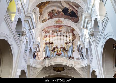 Fresques d'orgue et de plafond de Václav Vavřinec Reiner à l'intérieur de l'église Saint-Thomas de style baroque, Prague, République tchèque Banque D'Images