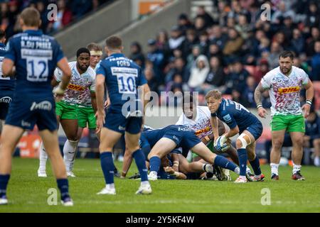 22 septembre 2024 ; Salford Community Stadium, Salford, Lancashire, Angleterre; Gallagher Premiership Rugby, Sale Sharks contre Harlequins ; Gus Warr de Sale Sharks efface le ballon Banque D'Images