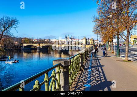 Pont de la Légion (Most Legii) et promenade de bord de rivière Masarykovo Nabrezi, Prague, République tchèque Banque D'Images
