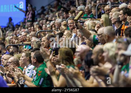 Magdebourg, Allemagne. 22 septembre 2024. Handball : Bundesliga, SC Magdeburg - THW Kiel, Journée 3, GETEC Arena. Les spectateurs encouragent les équipes. Crédit : Andreas Gora/dpa/Alamy Live News Banque D'Images