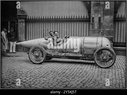 Giulio Masetti au Grand Prix de France 1922. Giulio Masetti participe au Grand Prix de France 1922, pilotant une FIAT 804. La course, qui s'est déroulée sur le circuit de Strasbourg le 16 juillet 1922, s'inscrivait dans le cadre de l'ère des grands Prix. Masetti, connu pour son talent et sa bravoure, termine troisième derrière Felice Nazzaro et Pierre de Vizcaya. Il s'agit d'une course remarquable pour FIAT, car elle démontre la domination de leurs voitures pendant cette période. Banque D'Images