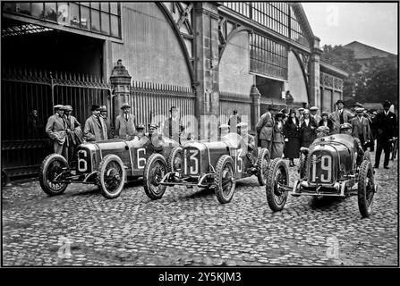 Team Rolland-Pilain au Grand Prix de France 1922, #6 Albert Guyot, #13 Victor Hémery et #19 Louis Wagner. Le Grand Prix de France 1922 était la 16ème édition du Grand Prix de l’automobile Club de France, qui s’est tenu le 16 juillet 1922 sur le circuit de Strasbourg en France. Cette course a marqué un moment important dans l'histoire du sport automobile, car c'était le premier Grand Prix à adopter les nouvelles réglementations de la formule libre, permettant aux voitures de différentes capacités de participer à la même course sans les restrictions imposées par les précédentes limites de taille du moteur. Lieu : Strasbourg, France longueur du circuit : 13,38 km (8,31 miles Banque D'Images