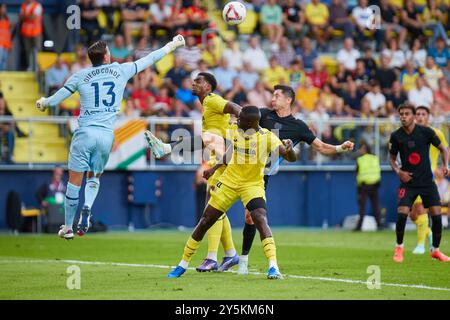 Villarreal, Espagne. 22 septembre 2024. VILLARREAL, ESPAGNE - 22 SEPTEMBRE : Diego Conde gardien de but de Villarreal CF concourt pour le ballon avec Robert Lewandowski Centre-attaquant du FC Barcelone lors du match la liga EA Sports entre Villarreal et le FC Barcelone à l'Estadio de la Ceramica le 22 septembre 2024 à Villarreal, Espagne. (Photo de Jose Torres/photo Players images/Magara Press) crédit : Magara Press SL/Alamy Live News Banque D'Images