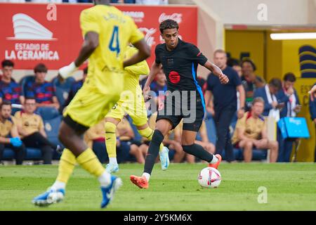 Villarreal, Espagne. 22 septembre 2024. VILLARREAL, ESPAGNE - 22 SEPTEMBRE : L'ailier droit Lamine Yamal du FC Barcelone court avec le ballon lors du match la liga EA Sports entre Villarreal et le FC Barcelone à l'Estadio de la Ceramica le 22 septembre 2024 à Villarreal, Espagne. (Photo de Jose Torres/photo Players images/Magara Press) crédit : Magara Press SL/Alamy Live News Banque D'Images