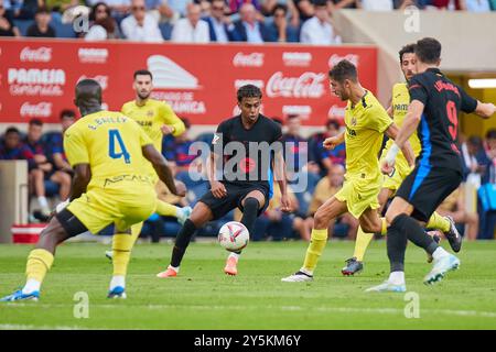 Villarreal, Espagne. 22 septembre 2024. VILLARREAL, ESPAGNE - 22 SEPTEMBRE : L'ailier droit Lamine Yamal du FC Barcelone passe le ballon lors du match la liga EA Sports entre Villarreal et le FC Barcelone à l'Estadio de la Ceramica le 22 septembre 2024 à Villarreal, Espagne. (Photo de Jose Torres/photo Players images/Magara Press) crédit : Magara Press SL/Alamy Live News Banque D'Images