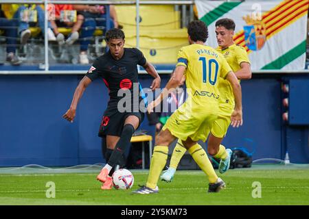 Villarreal, Espagne. 22 septembre 2024. VILLARREAL, ESPAGNE - 22 SEPTEMBRE : L'ailier droit Lamine Yamal du FC Barcelone concourt pour le ballon avec Dani Parejo milieu de terrain central de Villarreal CF lors du match la liga EA Sports entre Villarreal et le FC Barcelone à l'Estadio de la Ceramica le 22 septembre 2024 à Villarreal, Espagne. (Photo de Jose Torres/photo Players images/Magara Press) crédit : Magara Press SL/Alamy Live News Banque D'Images