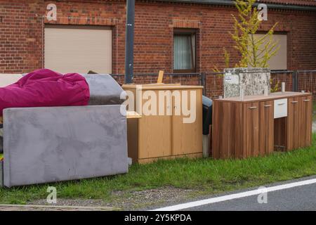 Vieux meubles sur le bord de la route pour les déchets encombrants Banque D'Images