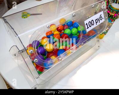 Tambour de loterie avec des boules colorées à l'intérieur Banque D'Images