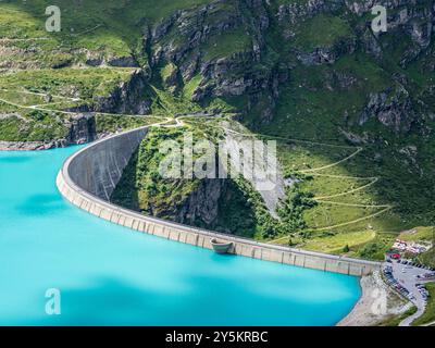 Barrage du lac de Moiry, Lac de Moiry, eau glaciale turquoise, parking et restaurant au barrage, Valais, Suisse Banque D'Images