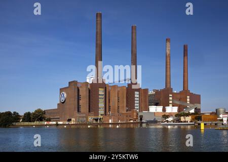 Centrale de cogénération de Wolfsburg NordSued sur le canal de Mttelland, usine Volkswagen, usine principale de Volkswagen AG, basse-Saxe, Allemagne, Europe Banque D'Images