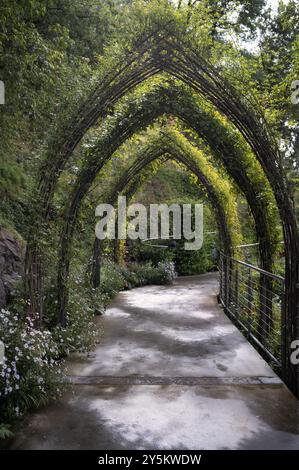 Entrée, arche, portail, portail, jardin pour les amoureux, château de Trauttmansdorff, jardin botanique, Merano, Meran, Tyrol du Sud, province autonome de Bolzano Banque D'Images