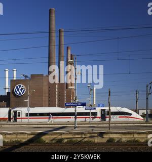 Centrale de cogénération NordSued de Wolfsburg, principale usine de Volkswagen AG avec ICE à la gare principale de Wolfsburg, basse-Saxe, Allemagne, Europe Banque D'Images