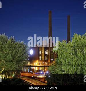 Wolfsburg NordSued centrale de cogénération dans la soirée avec Mittellandkanal, usine principale Volkswagen AG, basse-Saxe, Allemagne, Europe Banque D'Images