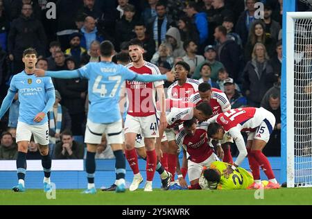 Les joueurs d'Arsenal félicitent le gardien de but David Raya après avoir sauvé un tir lors du match de premier League à l'Etihad Stadium, Manchester. Date de la photo : dimanche 22 septembre 2024. Banque D'Images