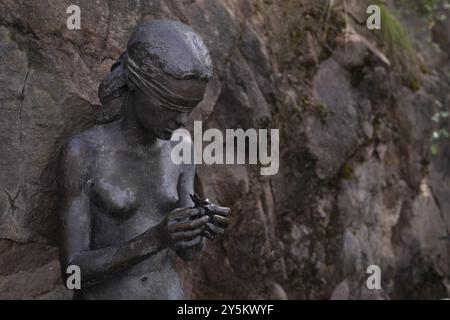 Statue de bronze, femme bandée, pétales cueillant, il m'aime, il ne m'aime pas, jardin pour les amoureux, Château de Trauttmansdorff, jardin botanique, Merano, Banque D'Images