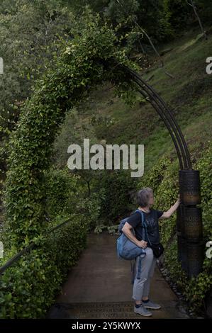 Femme âgée, meilleur ager, tourne au moulin, voeu arc, arc, portail, jardin pour les amoureux, Château de Trauttmansdorff, jardin botanique, Merano, Merano, South T Banque D'Images