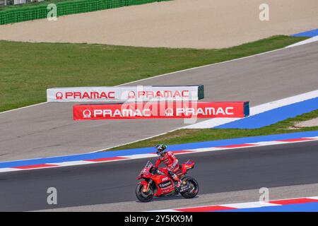 Misano Adriatico, Italie - 22 septembre 2024 : Enea Bastianini célèbre sa victoire au GP d'Emilie Romagne en Italie Banque D'Images