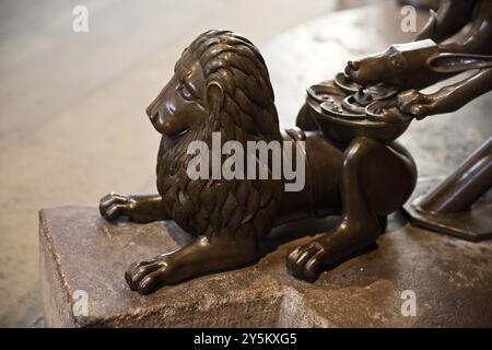 Figurine de lion en bronze au pied du candélabre à sept bras, Cathédrale de Braunschweig, Cathédrale de St Blasii, basse-Saxe, Allemagne, Europe Banque D'Images