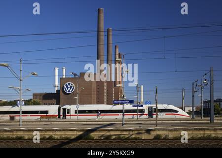 Centrale de cogénération NordSued de Wolfsburg, principale usine de Volkswagen AG avec ICE à la gare principale de Wolfsburg, basse-Saxe, Allemagne, Europe Banque D'Images