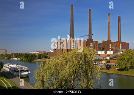 Centrale de cogénération de Wolfsburg NordSued sur le canal de Mttelland, usine Volkswagen, usine principale de Volkswagen AG, basse-Saxe, Allemagne, Europe Banque D'Images