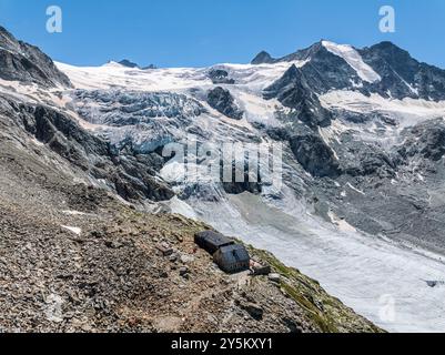 Cabane de montagne cabane de Moiry, situé à proximité du glacier Moiry en retraite, vue aérienne, Valais, Suisse. Banque D'Images