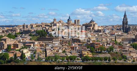 Panorama de Tolède avec des bâtiments historiques et une cathédrale sous un ciel bleu avec des nuages, à droite cathédrale, cathédrale de Sainte-Marie, cathédrale de S. Banque D'Images
