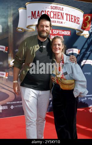 Sebastian Schwarz et Marie Burchard arrivant à la première de L'ÉCOLE DES ANIMAUX MAGIQUES 3 au Zoo Palast de Berlin le 21 septembre 2024 Banque D'Images