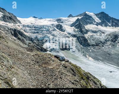 Cabane de montagne cabane de Moiry, situé à proximité du glacier Moiry en retraite, sentier de randonnée, vue aérienne, Valais, Suisse. Banque D'Images