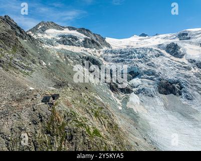 Cabane de montagne cabane de Moiry, situé à proximité du glacier Moiry en retraite, sentier de randonnée, vue aérienne, Valais, Suisse. Banque D'Images