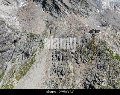 Cabane de montagne cabane de Moiry, serpentines de sentier de randonnée, vue aérienne, Valais, Suisse. Banque D'Images