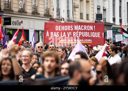 Paris, France. 22 septembre 2024. Une pancarte qui dit "Macron dehors : à bas la cinquième République" vue au milieu de la foule lors de la manifestation contre le nouveau gouvernement Macron-Barnier, à Paris. Quelques heures avant l'annonce du nouveau gouvernement du premier ministre français Michel Barnier, des milliers de personnes ont manifesté à Paris pour réclamer la destitution du président Emmanuel Macron. L’appel à des manifestations de masse à travers la France est venu du parti de gauche la France insoumise, ainsi que d’écologistes et d’associations étudiantes et féministes. Crédit : SOPA images Limited/Alamy Live News Banque D'Images