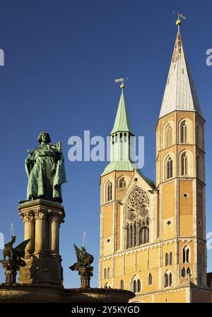 Henry's Fountain in Honor of Henry the Lion in front of Catherine's Church, réunissant Catherine's, Brunswick, Lower Saxe, Germany, Europe Banque D'Images