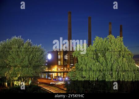 Wolfsburg NordSued centrale de cogénération dans la soirée avec Mittellandkanal, usine principale Volkswagen AG, basse-Saxe, Allemagne, Europe Banque D'Images