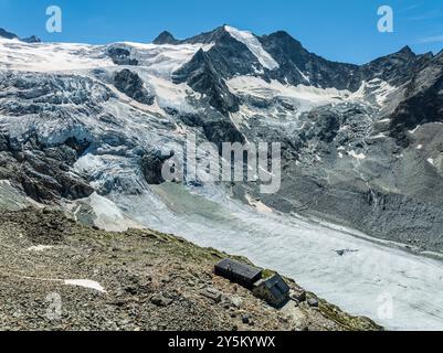 Cabane de montagne cabane de Moiry, situé à proximité du glacier Moiry en retraite, sentier de randonnée, vue aérienne, Valais, Suisse. Banque D'Images