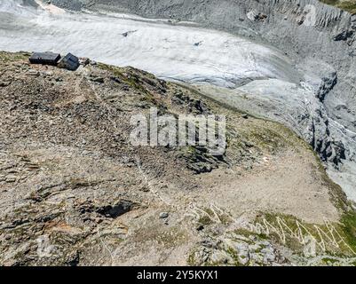 Cabane de montagne cabane de Moiry, situé à proximité du glacier Moiry en retraite, sentier de randonnée, vue aérienne, Valais, Suisse. Banque D'Images