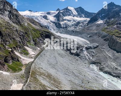 Cabane de montagne cabane de Moiry, situé à proximité du glacier Moiry en retraite, sentier de randonnée, vue aérienne, Valais, Suisse. Banque D'Images