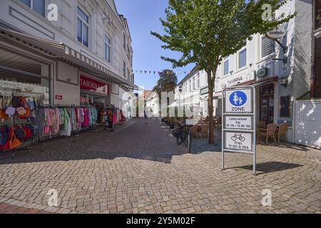 Panneau de signalisation zone piétonne et magasin de mode dans le centre-ville de Varel, district de Frise, basse-Saxe, Allemagne, Europe Banque D'Images