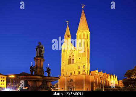 Fontaine d'Henri en l'honneur d'Henri le Lion dans la soirée devant l'église de Catherine, Braunschweig, basse-Saxe, Allemagne, Europe Banque D'Images