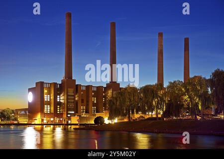 Wolfsburg NordSued centrale de cogénération dans la soirée avec Mittellandkanal, usine principale Volkswagen AG, basse-Saxe, Allemagne, Europe Banque D'Images