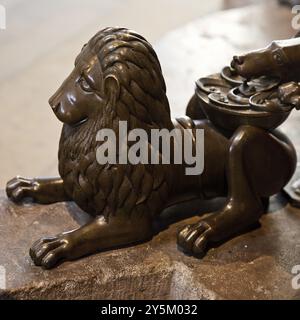 Figurine de lion en bronze au pied du candélabre à sept bras, Cathédrale de Braunschweig, Cathédrale de St Blasii, basse-Saxe, Allemagne, Europe Banque D'Images